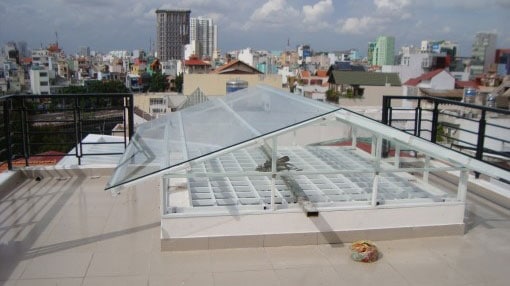 Giếng trời lợp tấm polycarbonate đặc ruột