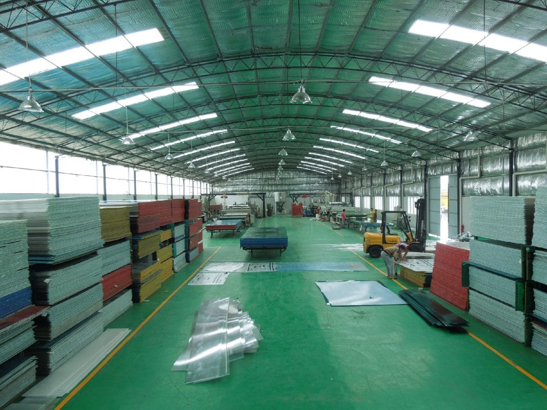 Kho hàng tấm lợp lấy sáng vẫn lợp tấm lấy sáng
