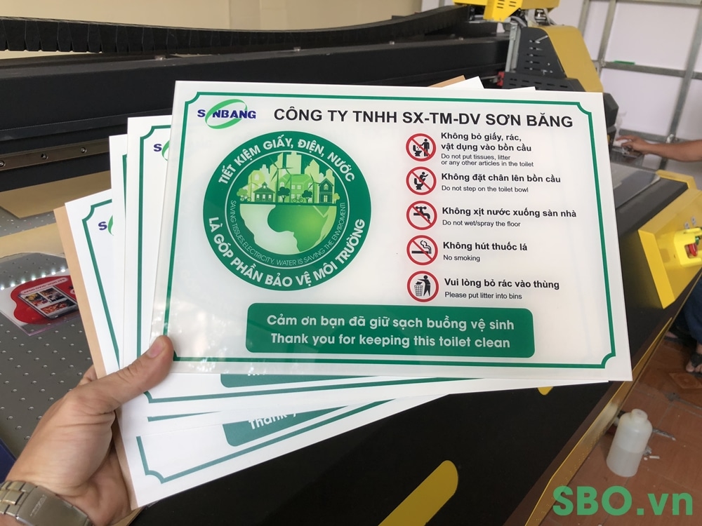 bang chi dan dan tuong bảng chỉ dẫn dán tường bằng mica