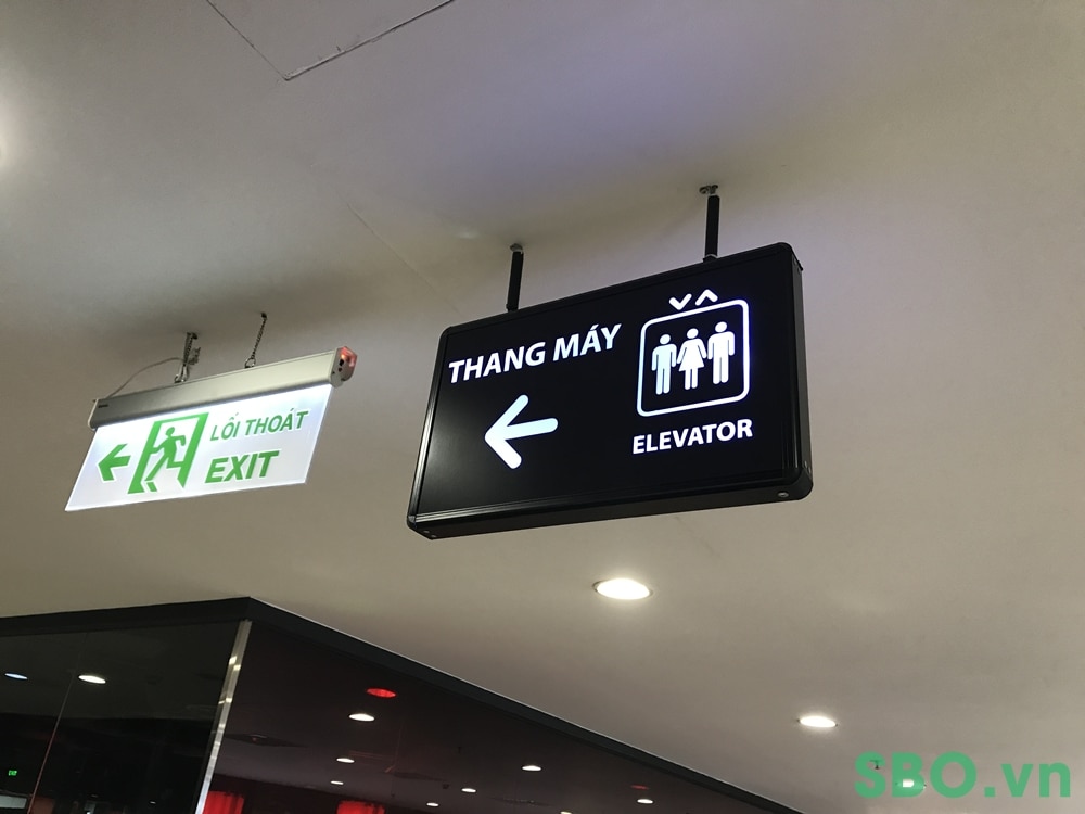 bang chi dan toilet bảng chỉ dẫn toilet hướng đi tới thang máy