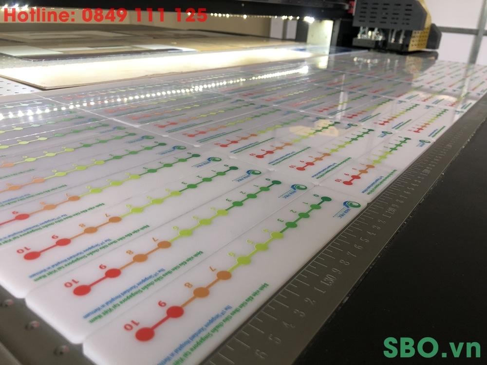 in trên mica bằng công nghệ in uv