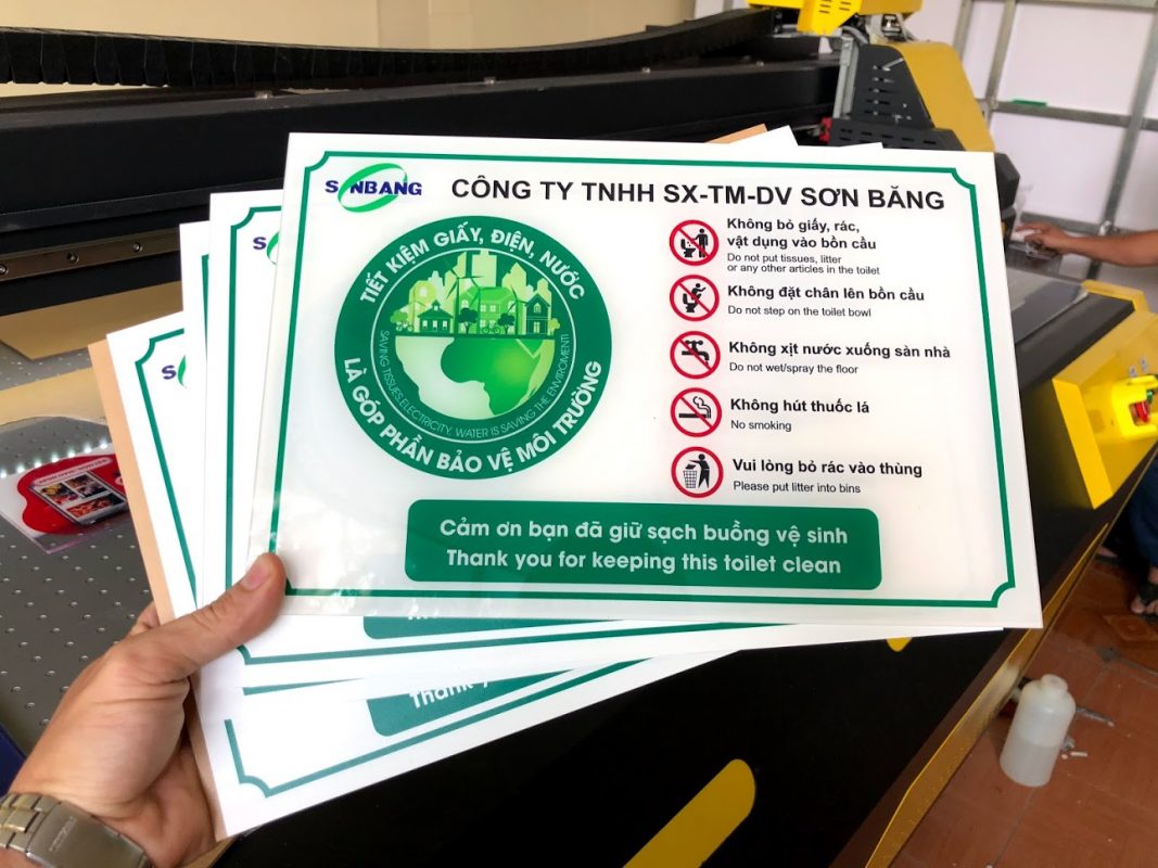 in ngược mặt sau trên tấm nhựa mica trong cán trắng phủ uv