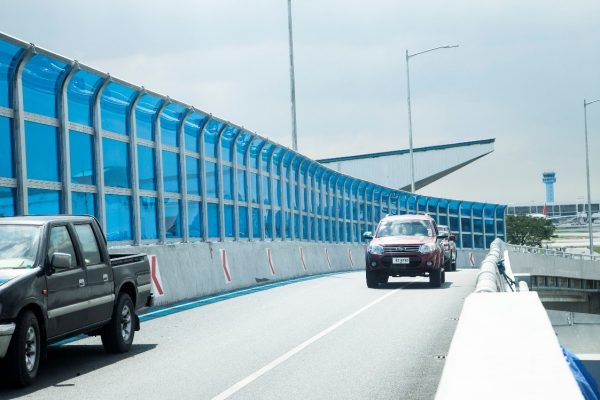 vách ngăn đường đi bằng tấm nhựa poly