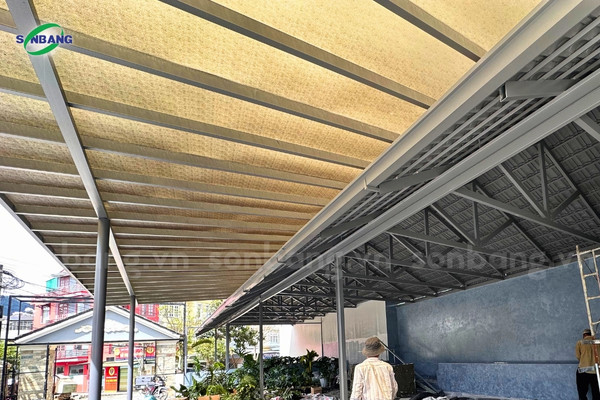 tam polycarbonate dac ruot solarflat 6 Mái che Poly SolarFlat màu trà cho quán cà phê mát mẻ