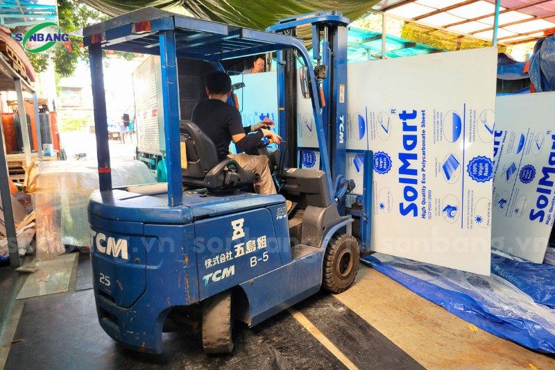 gia tam nhua lay sang polycarbonate solmart 8 Vận chuyển tấm Polycarbonate SolMart tại kho Sơn Băng