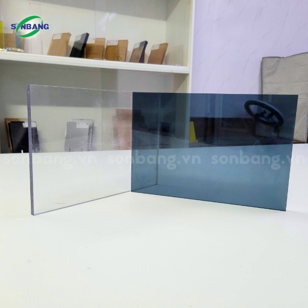 tam polycarbonate dac ruot sollight 3 Tấm Polycarbonate đặc SolLight màu trong kính và xám khói