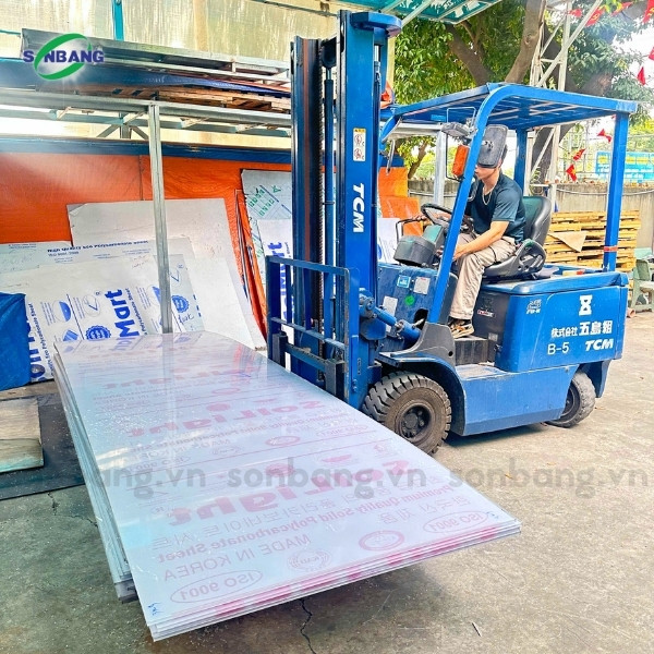 tam polycarbonate dac ruot sollight 7 Vận chuyển tấm Poly đặc ruột SolLight tại kho của Sơn Băng