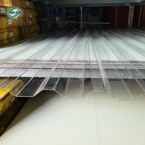 ton nhua lay sang solmart 4 Tôn Polycarbonate SolMart thiết kế sóng vuông tương thích với tôn kẽm
