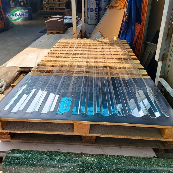 ton nhua lay sang solmart 6 Sơn Băng phân phối độc quyền tôn lấy sáng Poly SolMart