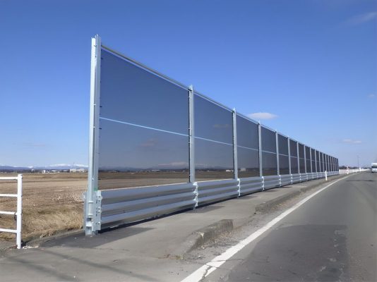 vach ngan cao toc polycarbonate 1024x767 1