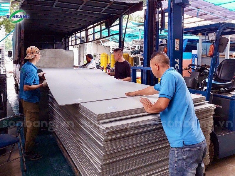 bang gia tam aluminium 3 Vận chuyển tấm Alu Alcorest tại cửa hàng Sơn Băng