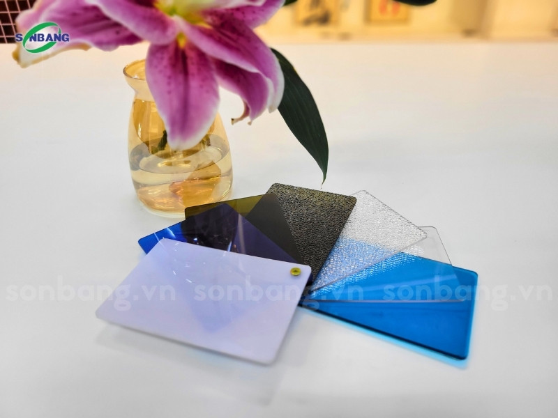 bao gia tam poly dac 1 Tấm polycarbonate đặc ruột thương hiệu SolMart