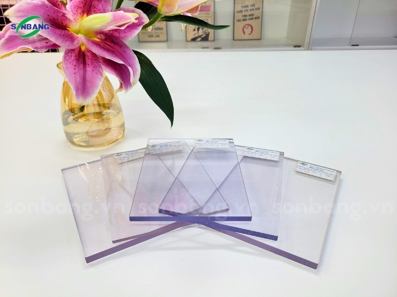 bao gia tam poly dac 2 Tấm lấy sáng poly đặc ruột trong suốt SolMart