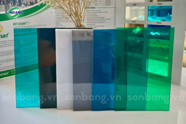 bao gia tam poly dac 3 Tấm poly SolMart đặc ruột đa dạng màu sắc