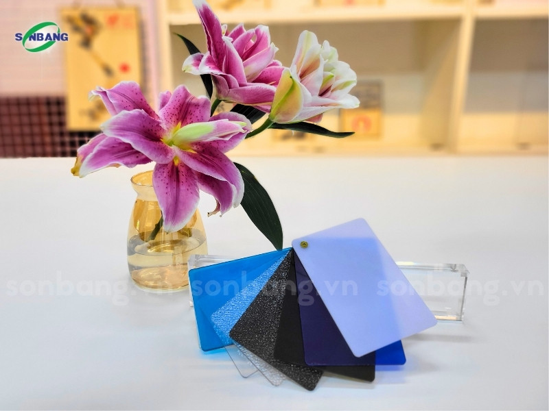 bao gia tam poly dac 4 Giá tấm nhựa polycarbonate đặc SolMart chất lượng cao