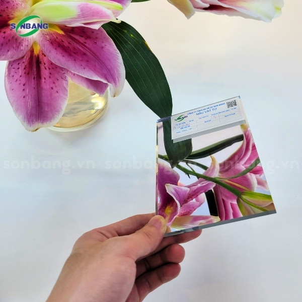 mica guong 3 Tấm mica gương có khả năng phản chiếu tương tự như kính