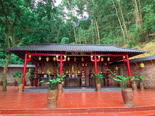 ngoi nhua am duong 9 Lợp mái cho đền thờ bằng ngói nhựa âm dương