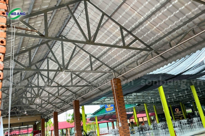 gia ton nhua pvc 8 Lớp mái nhà hàng GenZyx Hồ Tràm bằng tôn nhựa PVC chống nóng