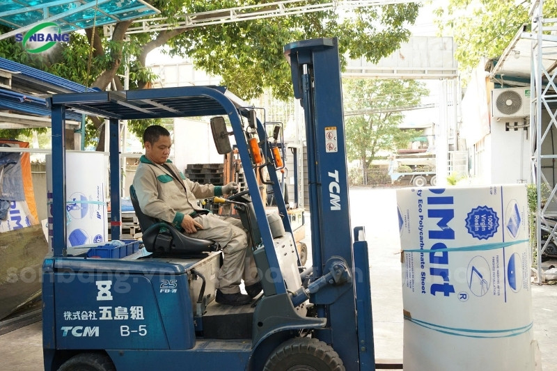 thi cong 2 Sơn Băng phân phối tấm polycarbonate SolMart chất lượng cao