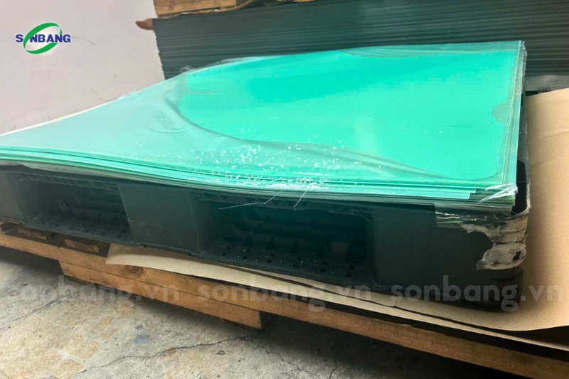 Bảo quản tấm phíp cách điện nằm ngang trên kệ Pallet phẳng