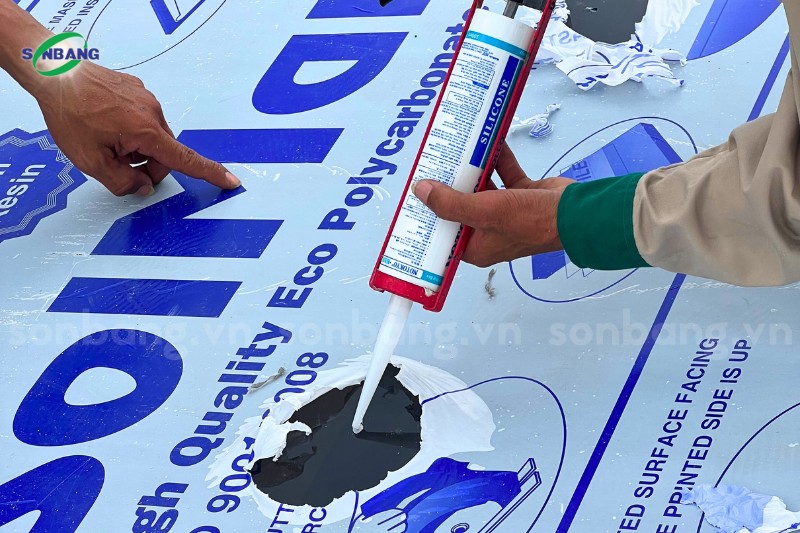 ky thuat thi cong mai polycarbonate 8 Tra keo Silicone trung tính vào các điểm bắn vít