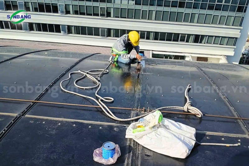ky thuat thi cong mai polycarbonate 9 Bảo trì mái Polycarbonate sau thời gian dài sử dụng để bền lâu