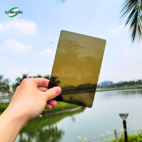 tam poly dac mau tra 4 Tấm Poly màu nâu trà lấy sáng dịu nhẹ