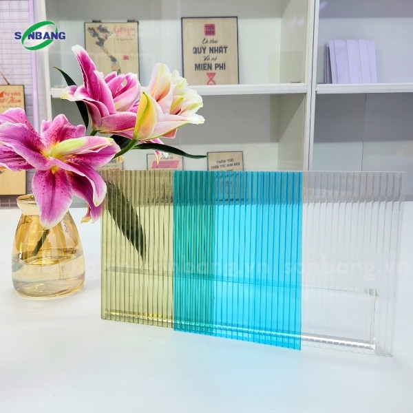 tam polycarbonate rong ruot solmart 1 Tấm Polycarbonate rỗng ruột SolMart truyền sáng ưu việt