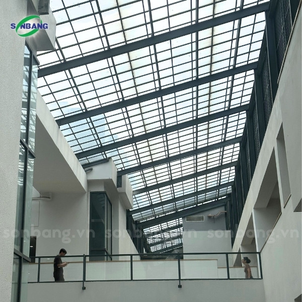 Giếng trời lấy sáng cho công trình bằng tấm nhựa trong suốt Poly