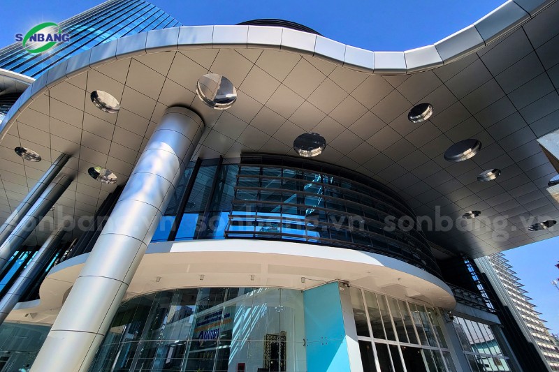 2500m2 tam alu trung tam khvcn 3 Hệ trần uốn cong và các cột tròn được ốp tấm Alu
