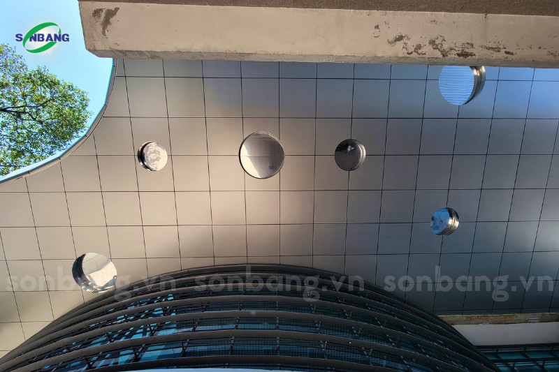 2500m2 tam alu trung tam thong tin khvcn 4 Các ô tròn hắt sáng trên trần bằng tấm Alu gương