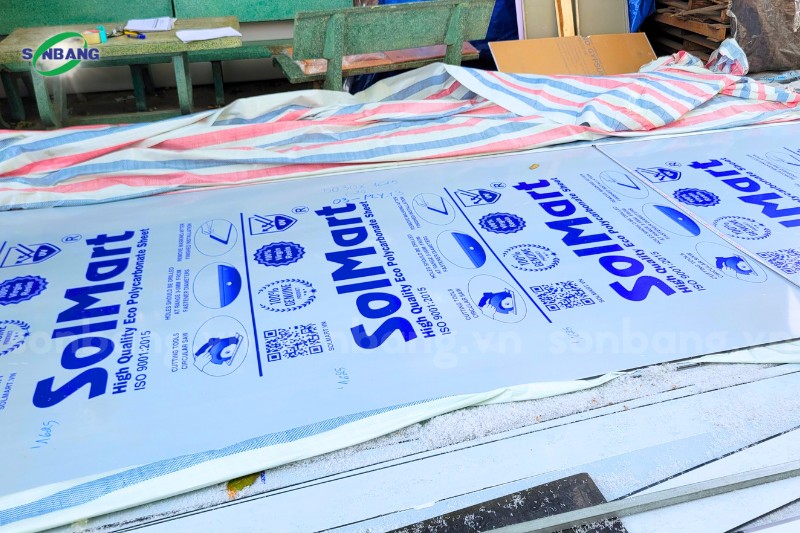 kich thuoc tam polycarbonate 2 Tấm Poly đặc có kích thước đa dạng nhất trong các loại