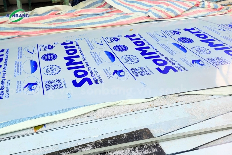 phan biet tam poly solmart chinh hang 5 Quét mã QR trên mẫu màng mới để kiểm tra tấm SolMart chính hãng