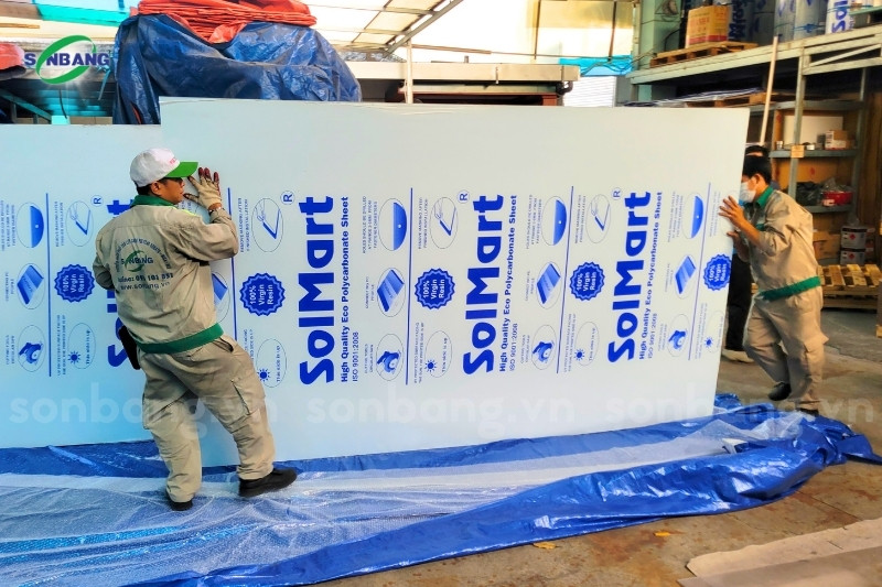 phan biet tam poly solmart chinh hang 6 Sơn Băng cung cấp đầy đủ giấy tờ cho tấm lợp lấy sáng SolMart chính hãng