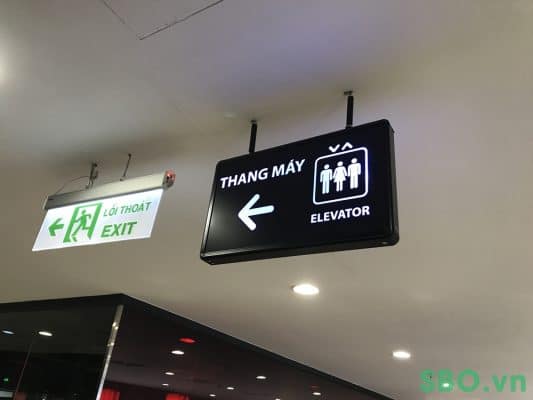 bảng chỉ dẫn toilet hướng đi tới thang máy