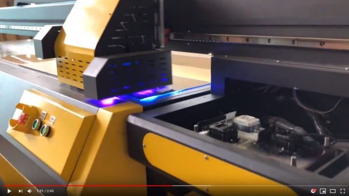 Qúa trình in trên tấm Mica bằng máy in UV công nghệ cao