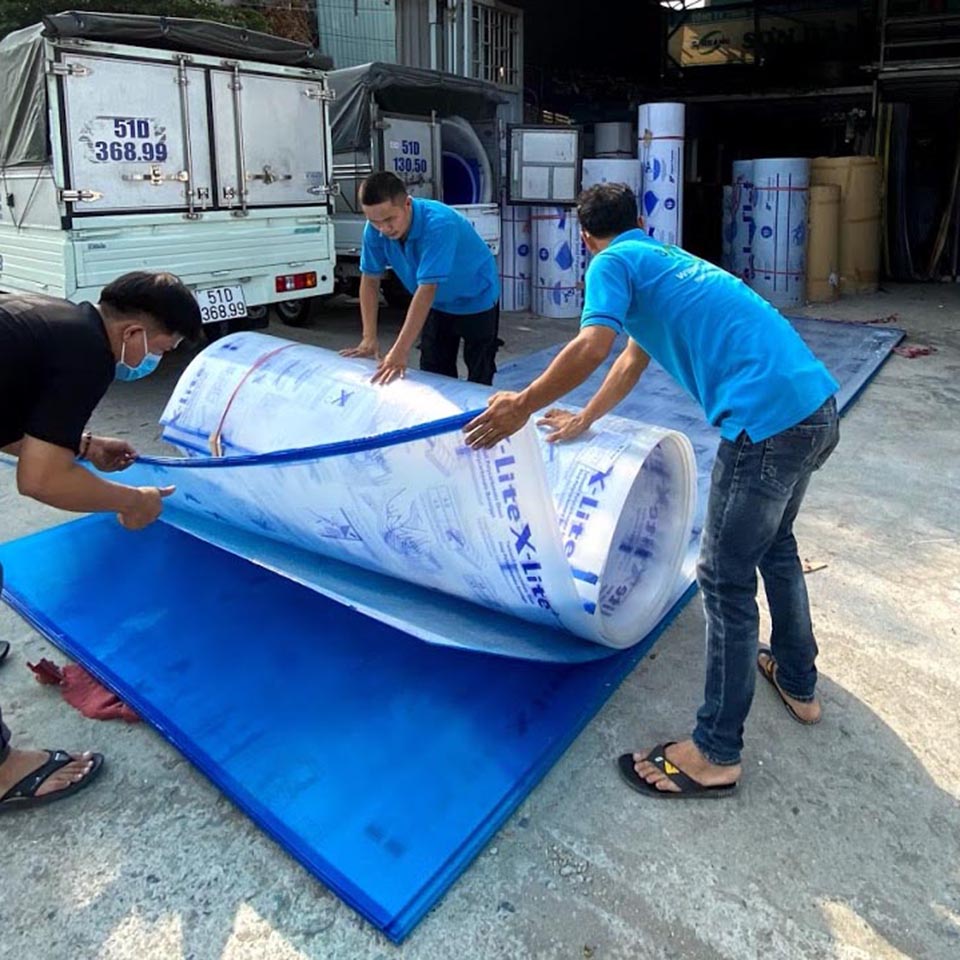 tam lop lay sang polycarbonate rong ruot 7 đóng gói hàng hóa trước khi vận chuyển