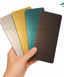 Bốn mẫu tấm alu nhiều màu được cầm trên tay