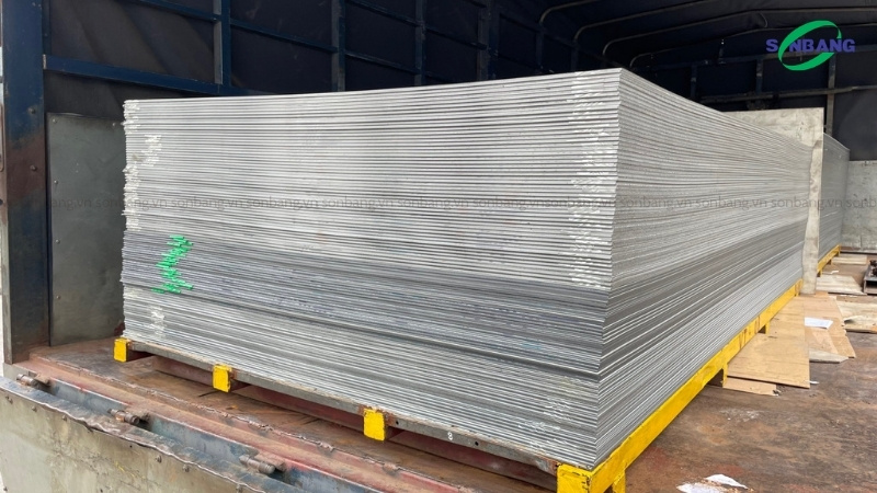 tam alu quy cach Hàng tấm alu được xếp chồng thành kiện tại kho